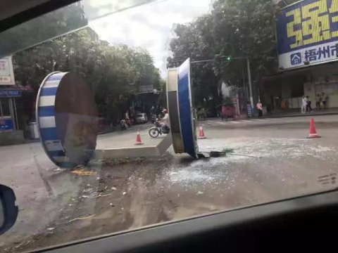交通崗?fù)ぁ皺M躺”馬路上，究竟怎么回事？