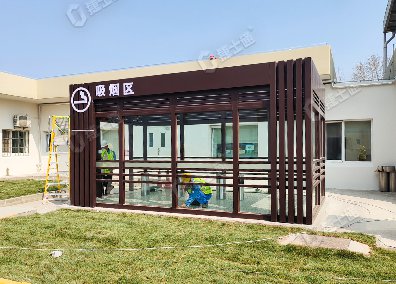 捷士通設(shè)計(jì)和生產(chǎn)的吸煙亭適用于工廠內(nèi)部，為員工提供一個(gè)方便的吸煙場(chǎng)所